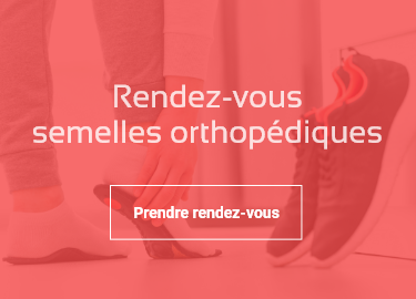 Une personne essaye des semelles orthopédiques lors d'un rendez-vous en pharmacie