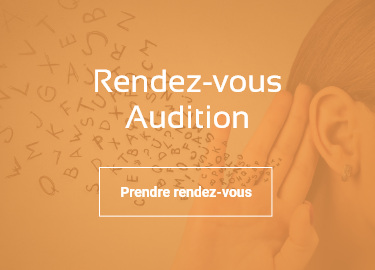 Une femme entend des sons et un homme écoute de la musique. Rendez-vous audition en pharmacie